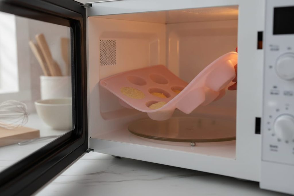 Moule silicone au micro-onde : est-ce vraiment sans risque ?